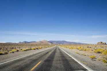 USA, Nevada, leere Straße - LMF00728