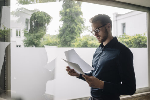 Businessman looking at documents - KNSF01038