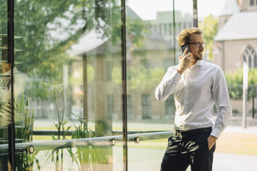 Businessman talking on cell phone - KNSF01053