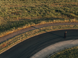 Businessman standing in roundabout - KNSF01095