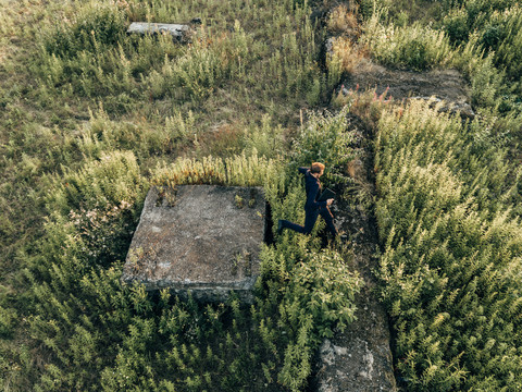 Geschäftsmann läuft mit Laptop in der Natur, lizenzfreies Stockfoto