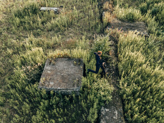 Geschäftsmann läuft mit Laptop in der Natur - KNSF01100