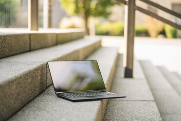 Laptop on stairs - KNSF01106