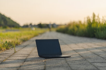 Laptop auf dem Weg - KNSF01123