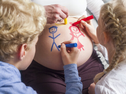 Kinder malen auf dem Bauch der schwangeren Mutter - LAF01821