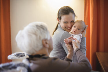 Alte Frau trifft ihre Urenkelin - DIGF01527