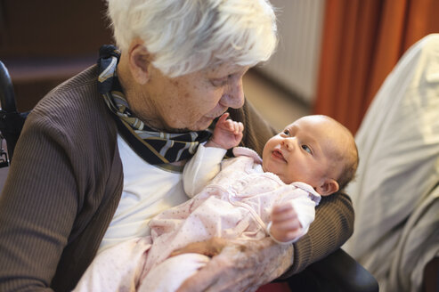 Old woman meeting her great granddaughter - DIGF01528