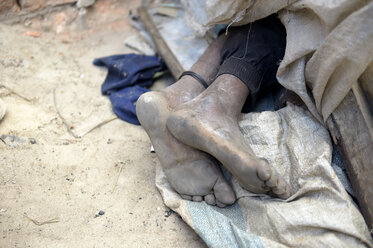Madagaskar, Füße von schlafenden Obdachlosen - FLKF00722
