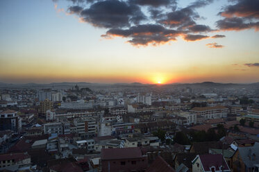 Madagaskar, Antananarivo, Stadtbild bei Sonnenuntergang - FLKF00725
