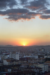 Madagaskar, Antananarivo, Stadtbild bei Sonnenuntergang - FLKF00726
