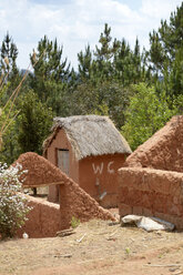 Madagaskar, Nebengebäude im Dorf Ambatomitsangana - FLKF00739