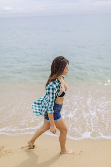 Junge Frau genießt den Strand - GIOF02017