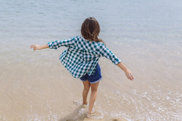 Junge Frau genießt den Strand - GIOF02019