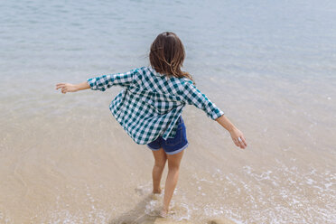 Young woman enjoying the beach - GIOF02019