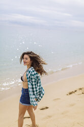 Junge Frau genießt den Strand - GIOF02022