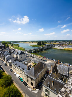Frankreich, Amboise, Blick auf die Altstadt mit der Loire und der Pont du Marechal Leclerc im Hintergrund - AMF05289