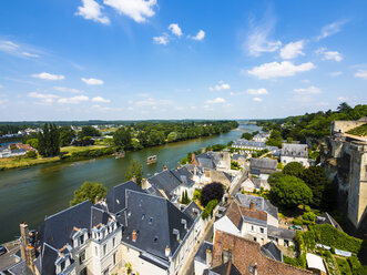 Frankreich, Amboise, Blick auf die Altstadt und den Fluss Loire von oben - AMF05291