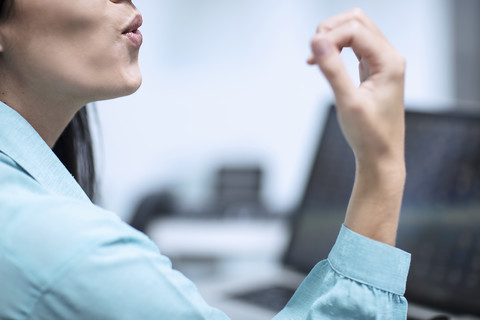 Frau lackiert ihre Fingernägel im Büro, lizenzfreies Stockfoto