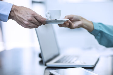 Person, die eine Tasse Kaffee in einem Büro erhält - ZEF12978