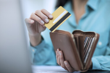 Person mit Brieftasche und Kreditkarte - ZEF12979