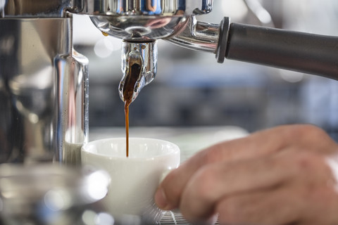 Barista mit Espressomaschine, lizenzfreies Stockfoto