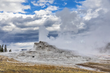 USA, Wyoming, Yellowstone-Nationalpark, Oberes Geysirbecken, Ausbruch des Castle-Geysirs - FOF08906