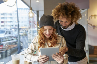 Junges Paar benutzt Tablet in einem Café - FMKF03500