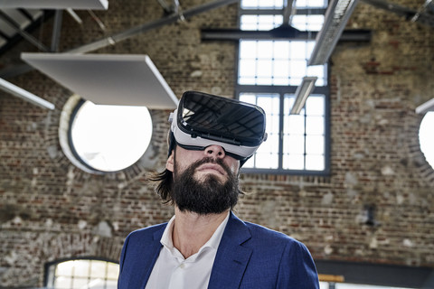 Geschäftsmann mit VR-Brille, lizenzfreies Stockfoto