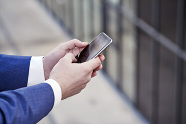 Geschäftsmann mit Mobiltelefon - FMKF03552