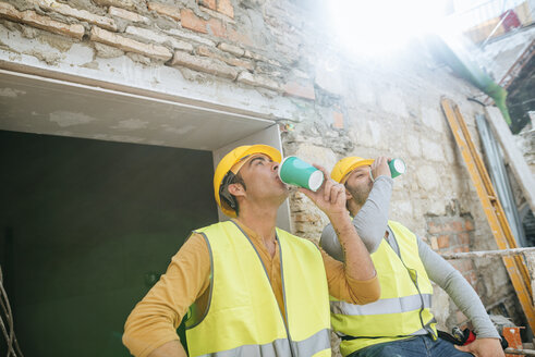 Bauarbeiter bei einer Kaffeepause auf der Baustelle - KIJF01244