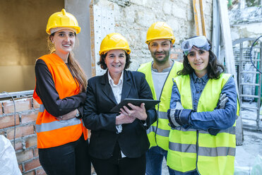 Porträt von drei Frauen und einem Mann auf einer Baustelle - KIJF01287