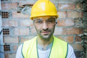 Porträt eines selbstbewussten Bauarbeiters - KIJF01292