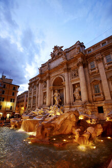 Italien, Rom, beleuchteter Trevi-Brunnen am Abend - DSGF01478