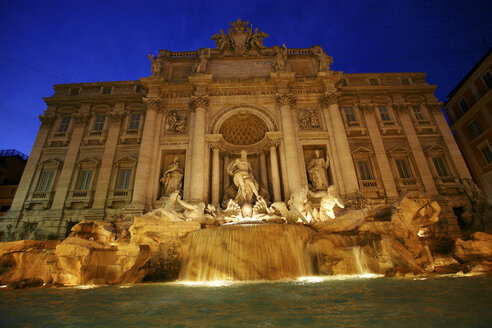 Italien, Rom, beleuchteter Trevi-Brunnen bei Nacht - DSGF01479