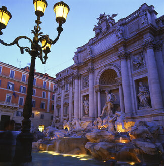 Italien, Rom, beleuchteter Trevi-Brunnen am Abend - DSGF01480