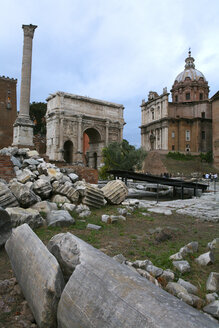 Italien, Rom, Tempel von Vespasian und Titus und Kirche Santi Luca e Martina am Forum Romanum - DSGF01481