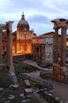 Italien, Rom, Tempel von Vespasian und Titus und Kirche Santi Luca e Martina am Forum Romanum - DSGF01482