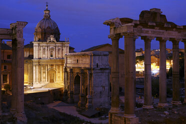 Italien, Rom, Tempel von Vespasian und Titus und Kirche von Santi Luca e Martina am Forum Romanum bei Nacht - DSGF01483