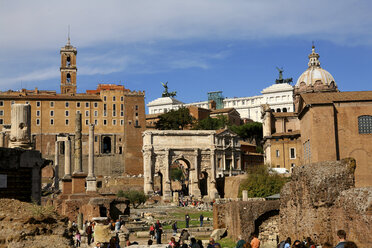 Italien, Rom, Tempel von Vespasian und Titus und Kirche Santi Luca e Martina am Forum Romanum - DSG01486