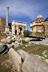 Italien, Rom, Tempel von Vespasian und Titus und Kirche Santi Luca e Martina am Forum Romanum - DSGF01487