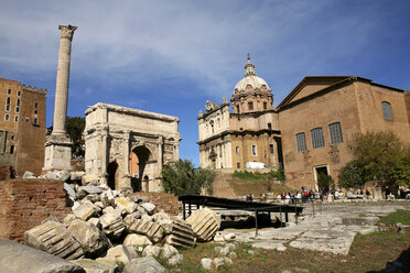 Italien, Rom, Tempel von Vespasian und Titus und Kirche Santi Luca e Martina am Forum Romanum - DSGF01488