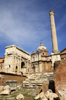 Italien, Rom, Tempel von Vespasian und Titus und Kirche Santi Luca e Martina am Forum Romanum - DSGF01489