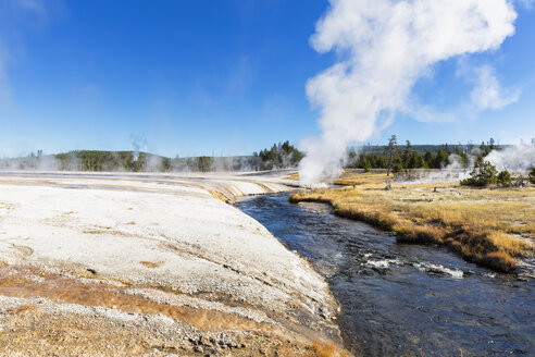 USA, Yellowstone National Park, Black Sand Basin, Iron Spring Creek mit Ausbruch des Cliff Geyser - FOF08907