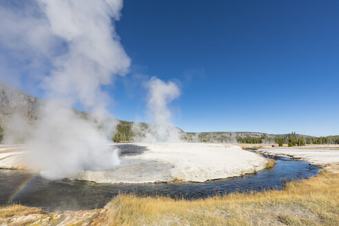 USA, Yellowstone National Park, Black Sand Basin, Iron Spring Creek mit Ausbruch des Cliff Geyser - FOF08912