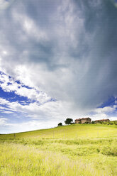 Italien, bewölkter Himmel über Häusern auf einem Hügel - SIPF01425