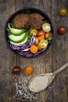 Mittagsschüssel mit Blattsalat, Rotkohl, Avocado, Tomaten und Quinoa-Fritters - LVF05897