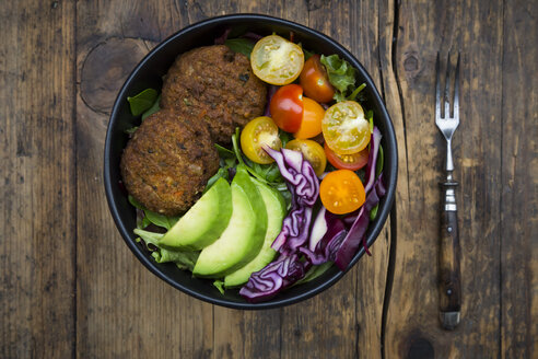 Mittagsschüssel mit Blattsalat, Rotkohl, Avocado, Tomaten und Quinoa-Fritters - LVF05898