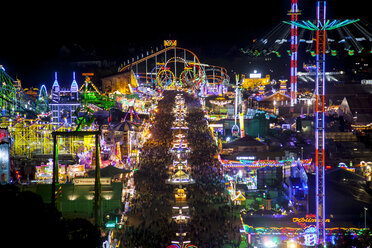 Deutschland, München, Blick auf das Oktoberfest bei Nacht - MMAF00049