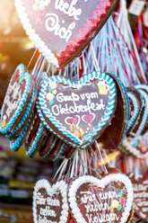 Deutschland, München, Lebkuchenherzen auf dem Oktoberfest - MMAF00052