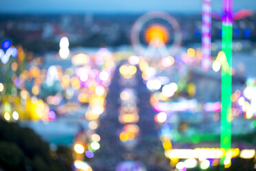 Deutschland, München, verschwommener Blick auf beleuchtetes Oktoberfest - MMAF00056